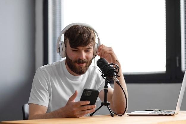 como ganhar dinheiro com podcasts