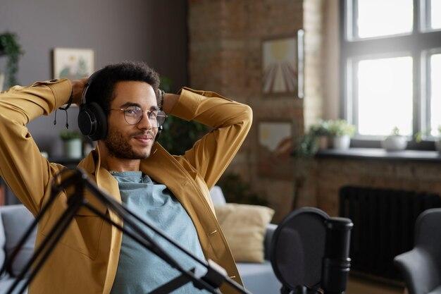 como ganhar dinheiro com podcasts